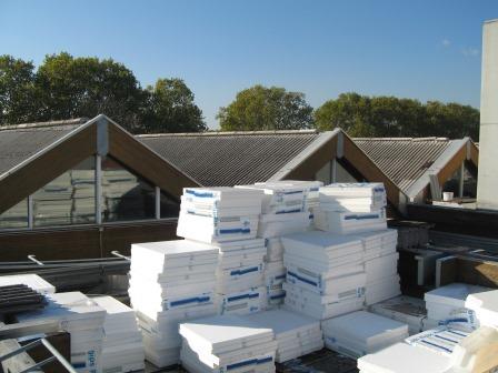 Dächer mit Wellplatten aus Asbestzement stehen zur Sanierung an 